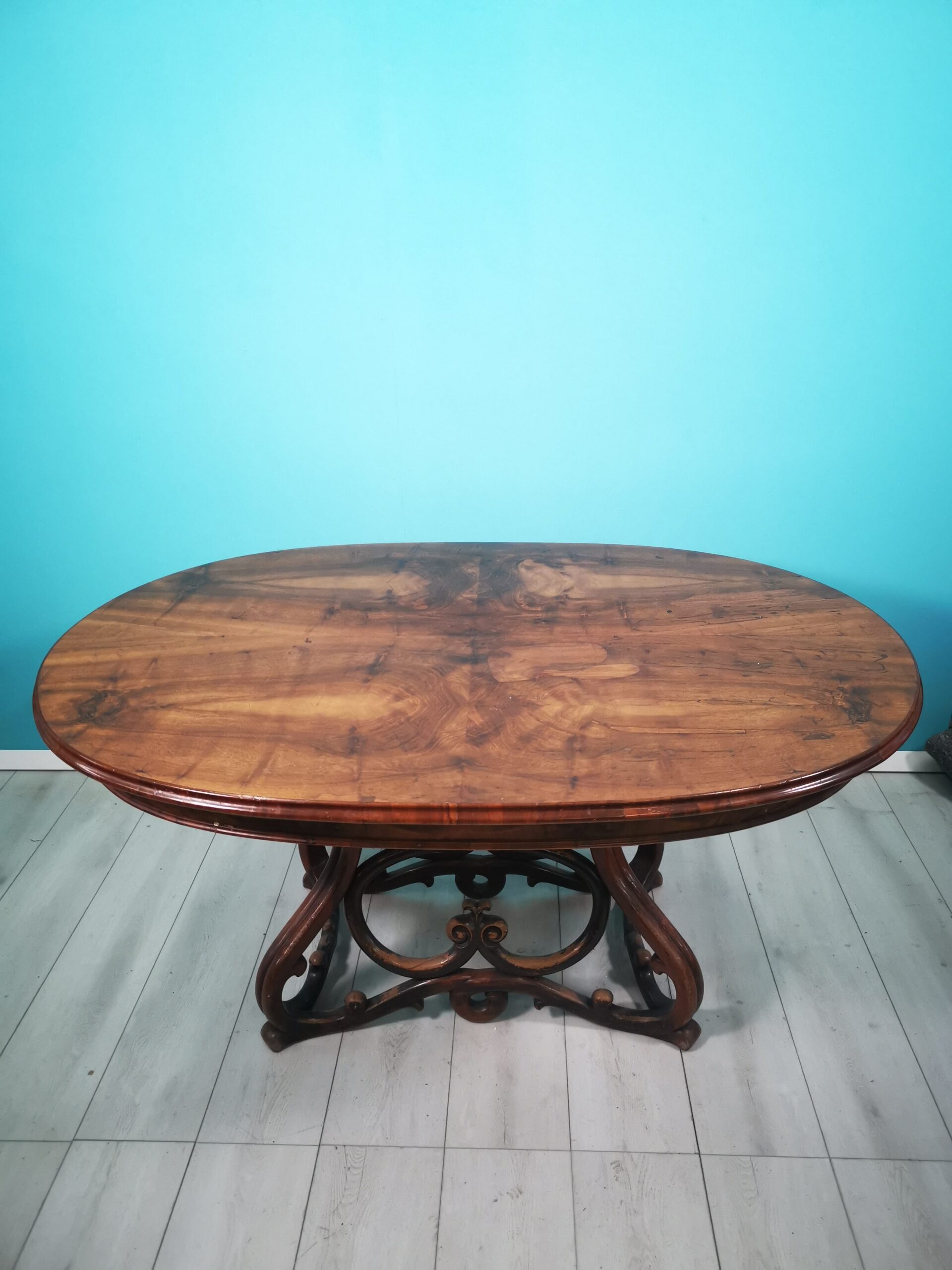 Alter Ovaler Nussbaumtisch Bei BeVintage Kaufen
