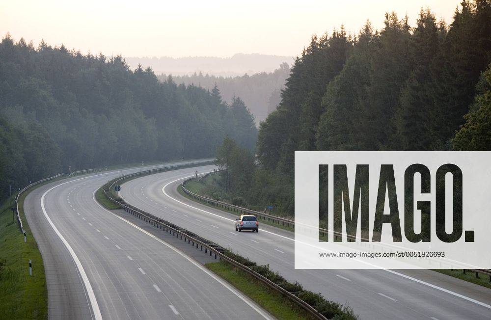 Einsames Auto Auf Der Bundesautobahn BAB 3 Bei
