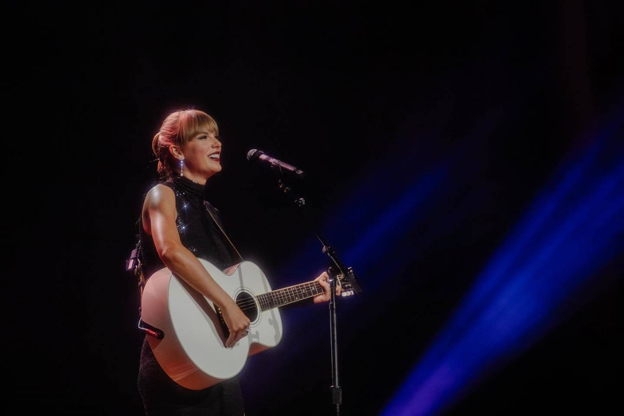 Taylor Swift performing live at Nashville songwriter awards - Celeblr