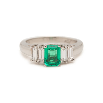 EMERALD AND DIAMOND RING Lot 276
