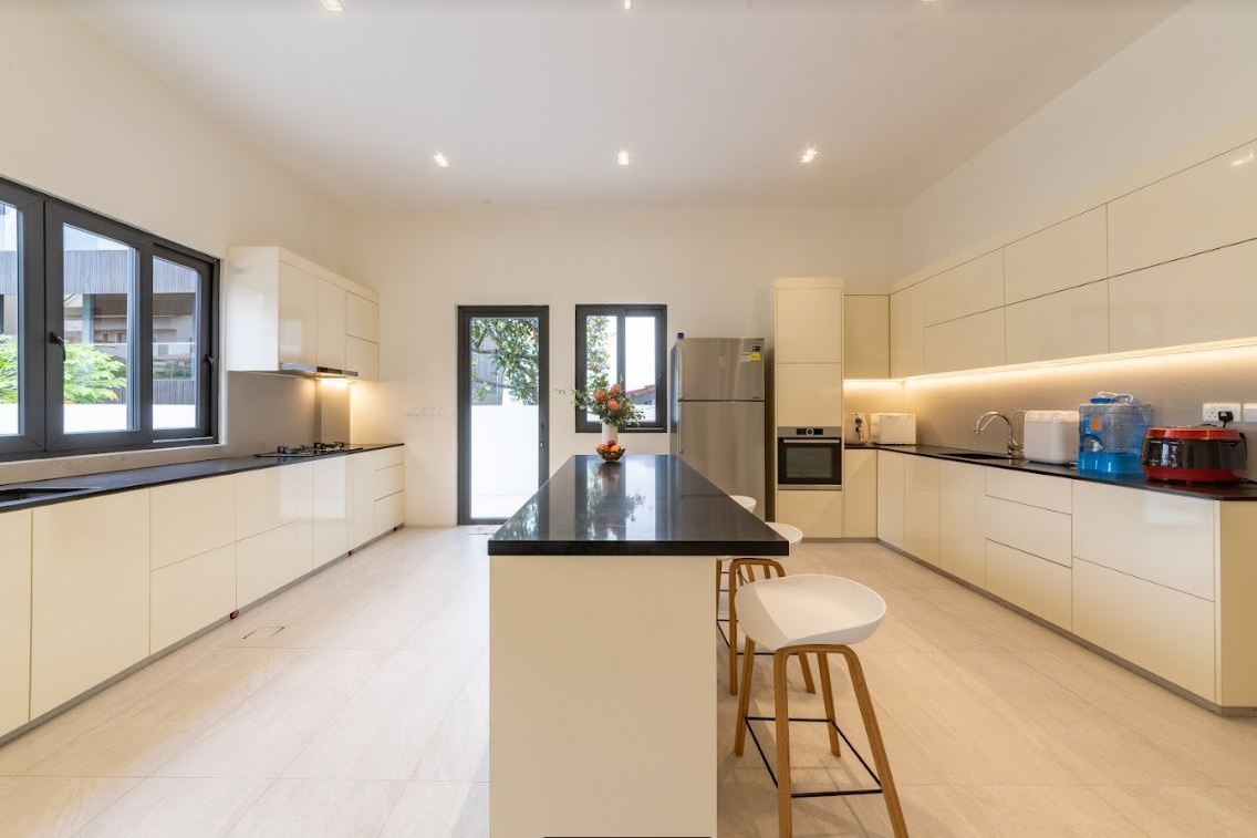 Spacious Kitchen Design With Glossy Cabinets| Livspace