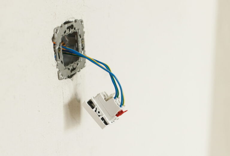 Sistem Grounding: Pengertian, Jenis-Jenis, Fungsi, Dan Penerapannya