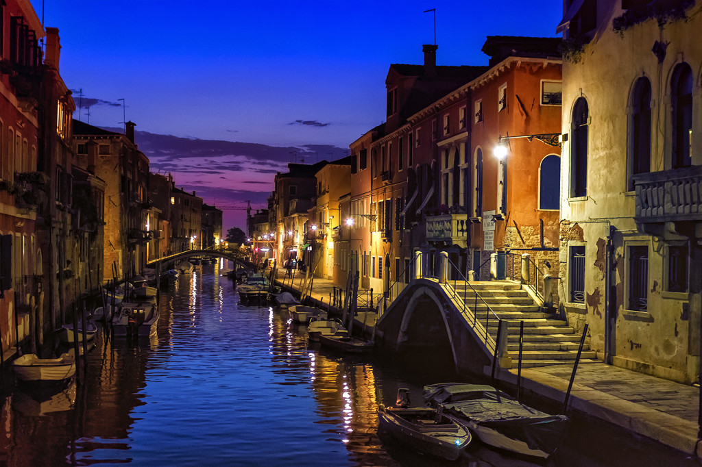 Venice Nights – Dots on Screen
