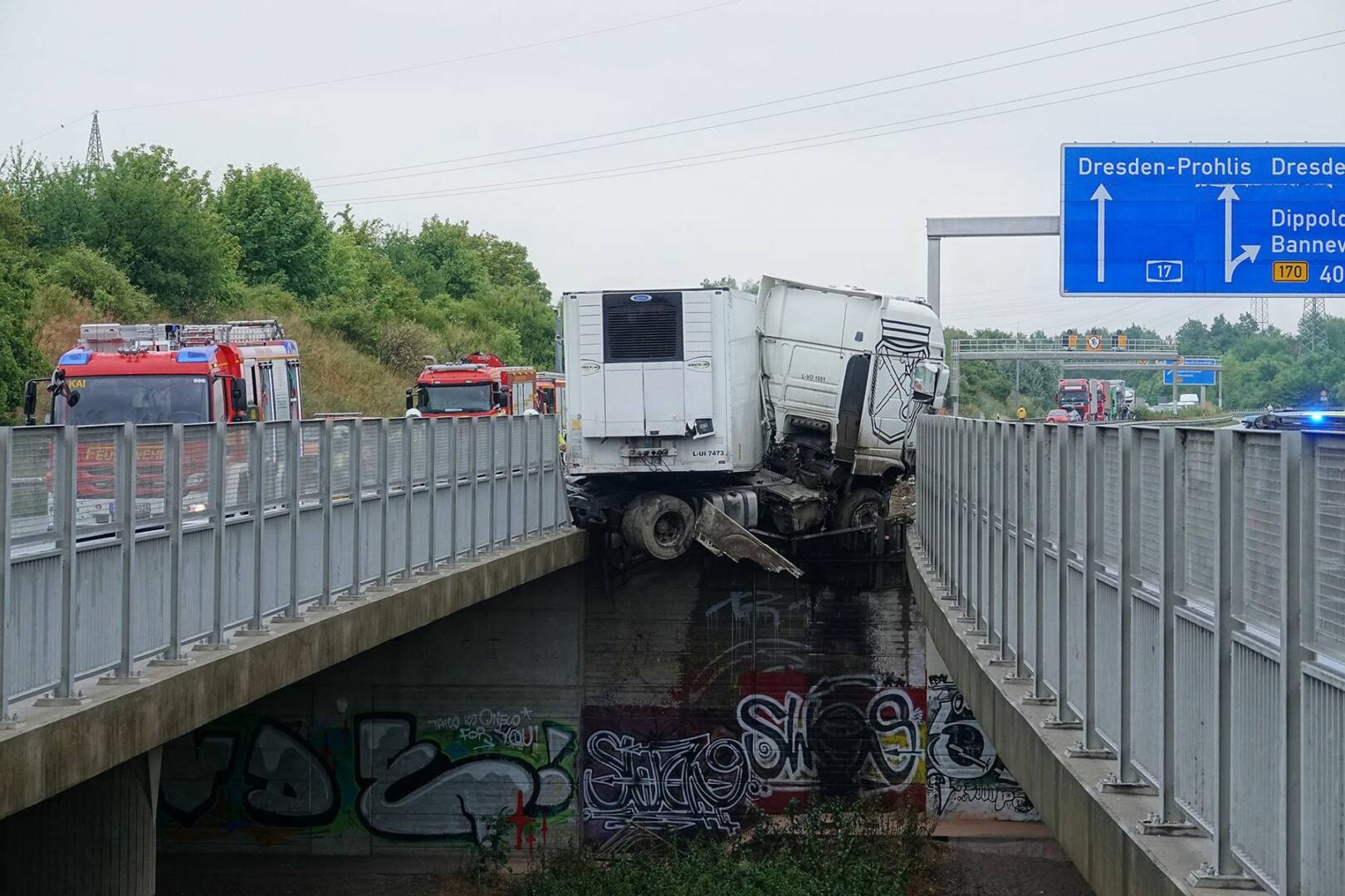 LKW Verunfallt Auf Brücke Der Bundesautobahn 17