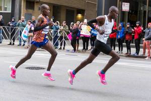 Nahaufnahme Von Einer Medaille Für Teilnehmer Vom 2019 Chicago Marathon Mit Wolkenkratzern Im...
