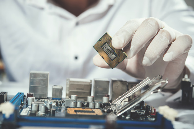 What does a computer repair technician do? | QuickTech