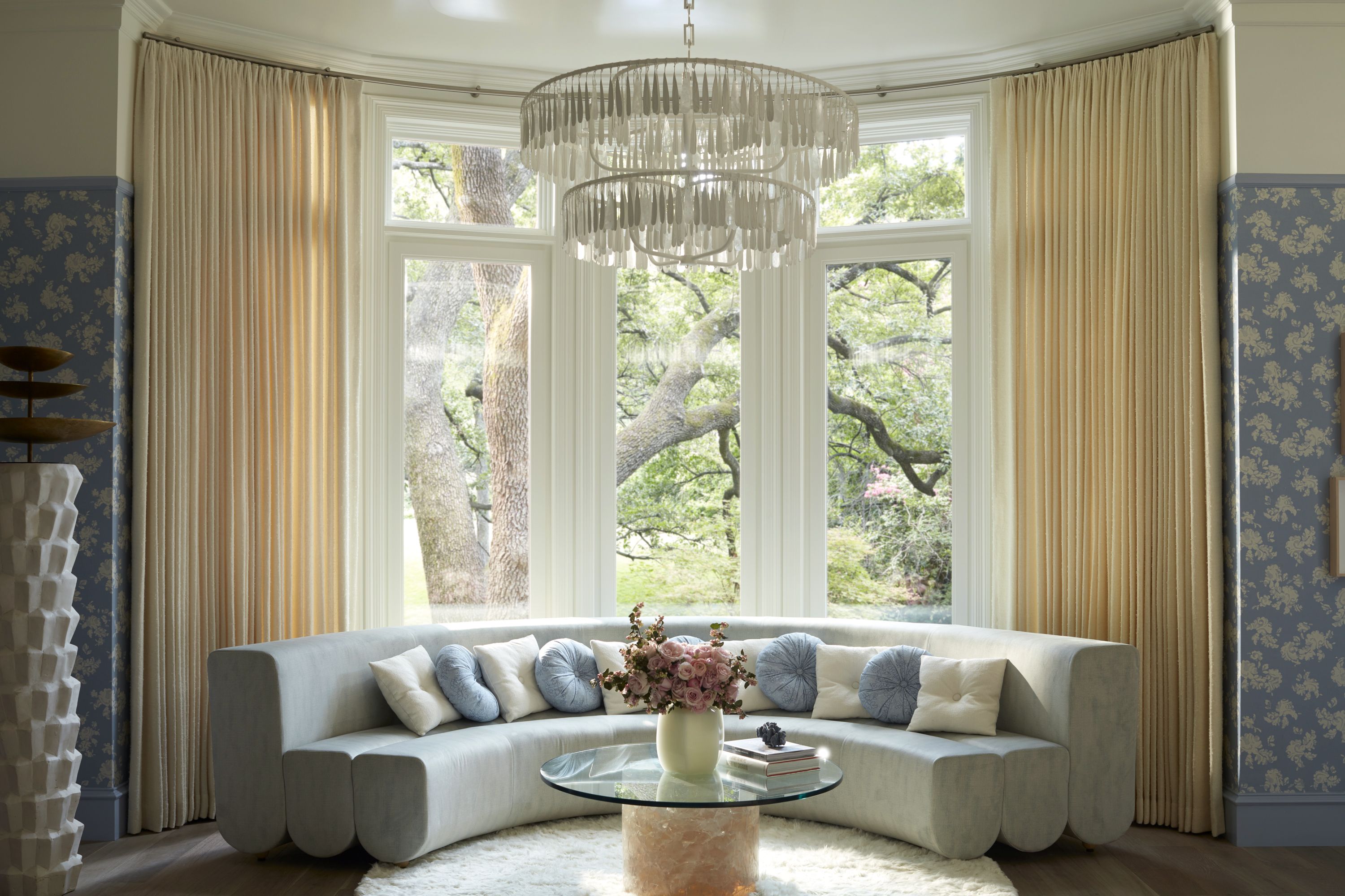 Make Your Small Living Room Look Spacious with These High Ceiling Hacks!