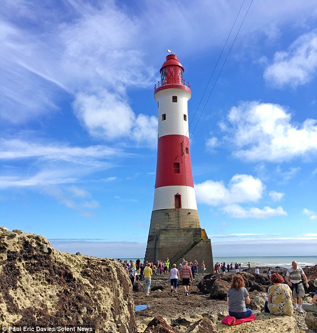 Beachy Head Lighthouse Reached On Foot By Thousands Thanks To Low Tide| Daily Mail Online
