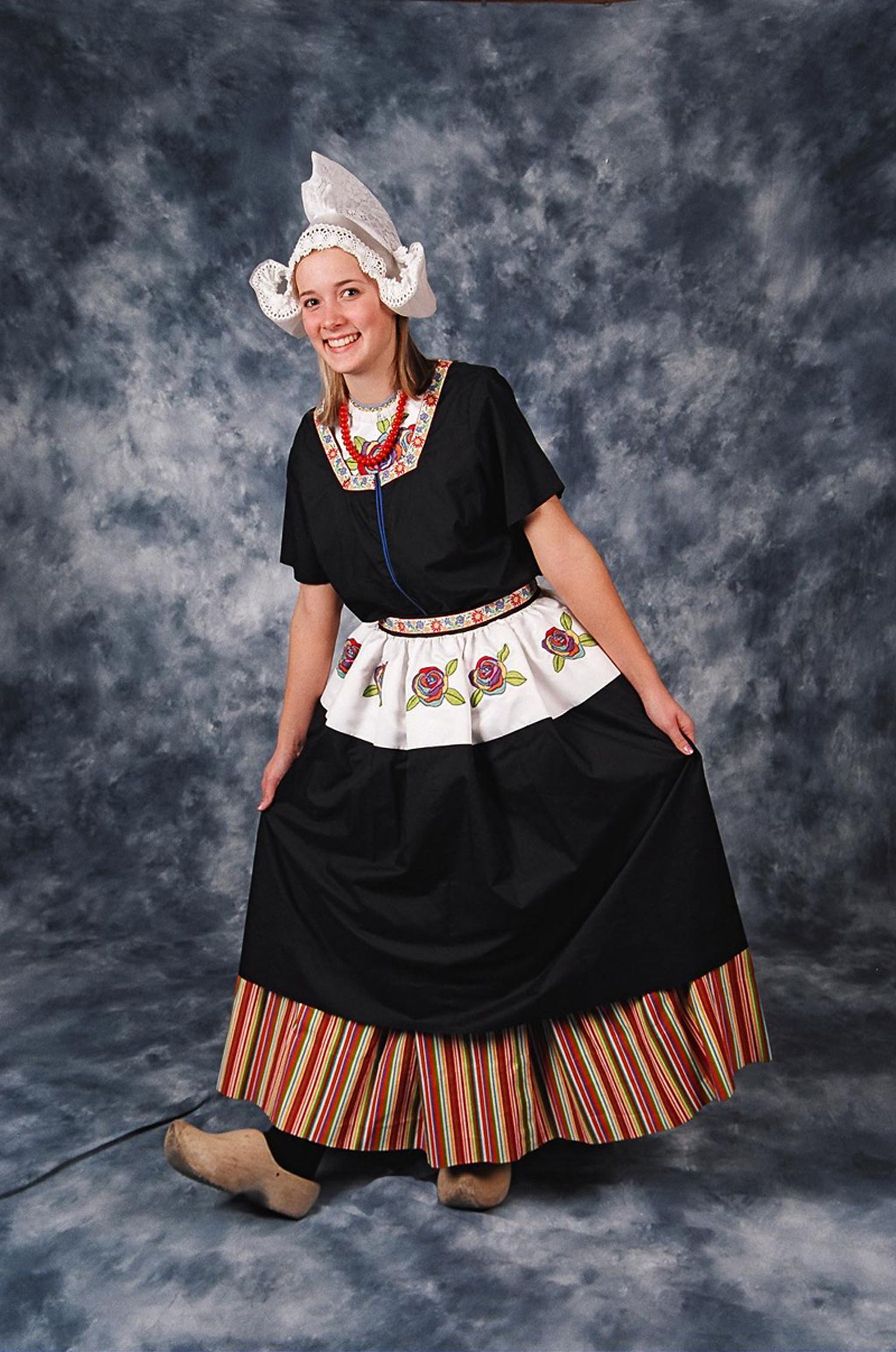 Volendam, Netherlands | Traditional Outfits, Traditional Dresses, Dutch Clothing
