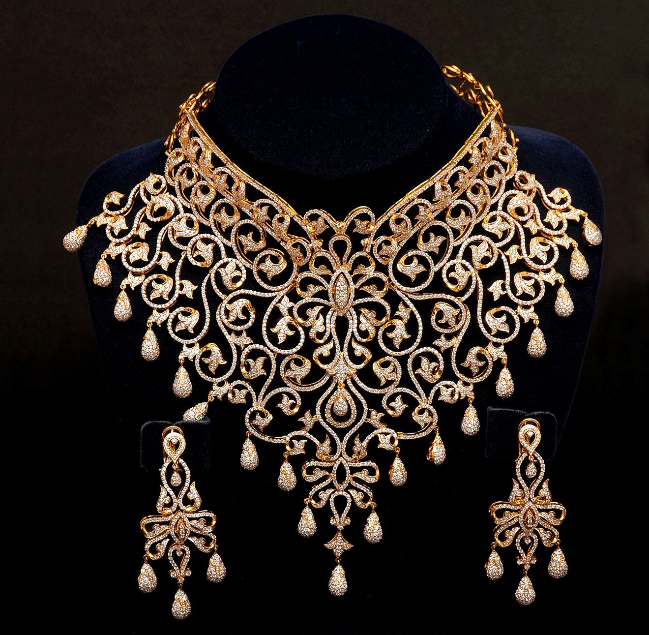 Pakistani Gold And Diamonds Jewelry Set | Diamond Jewelry Designs, Bridal Jewelry Sets, Fashion ...