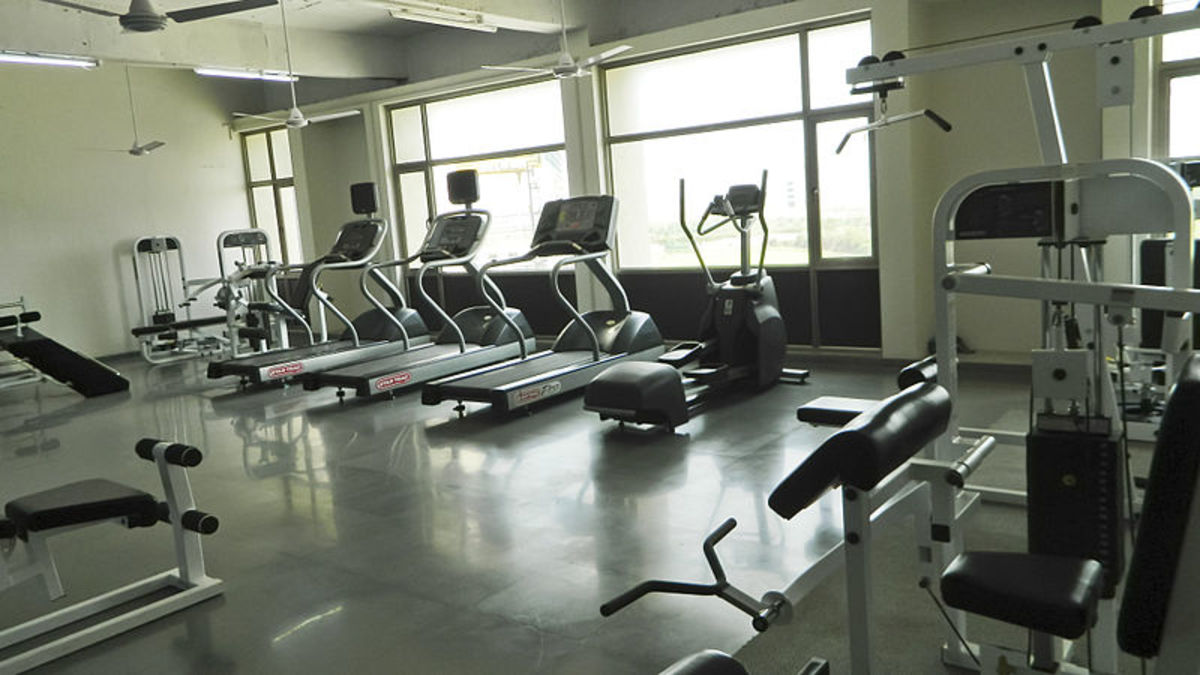 Difference Between Fitness Centers, Gyms, And Health Clubs - CalorieBee