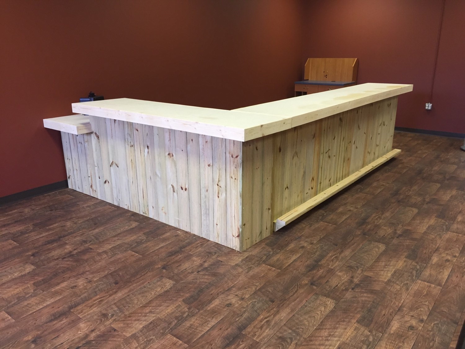 The Lounge Up To 20&#39; Rustic Retail Sales Counter