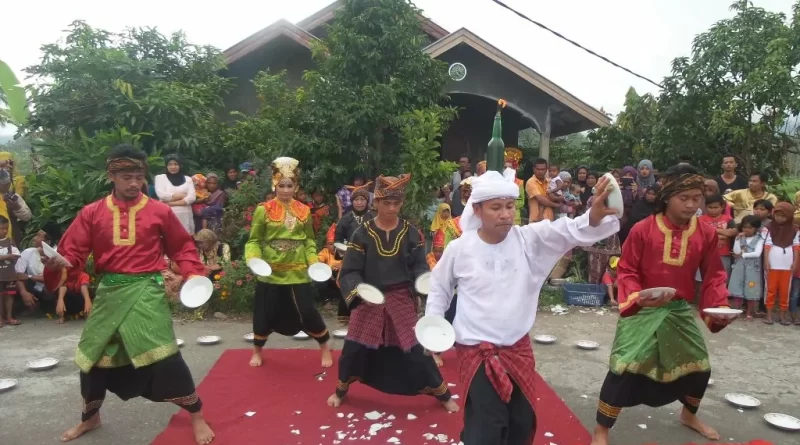 Pengertian Seni Tari Piring Serta, Sejarah, Fungsi, Keunikan, Dan Kostum - Ka&#39;u Art Gallery