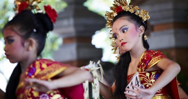 Pengertian Seni Tari Pendet Serta Sejarah, Fungsi, Gerakan, Dan Keunikan - Ka&#39;u Art Gallery