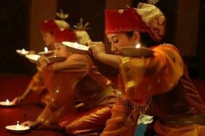 Pengertian Seni Tari Lilin Serta Sejarah, Makna, Gerakan, Pola Lantai. Dan Properti - Ka&#39;u Art...