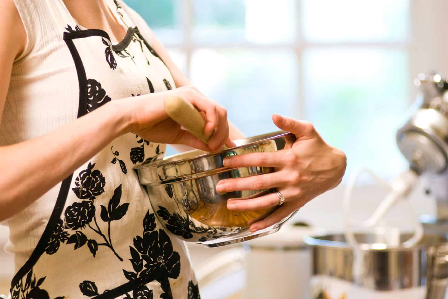 When Should You Not Use Metal Mixing Bowls?