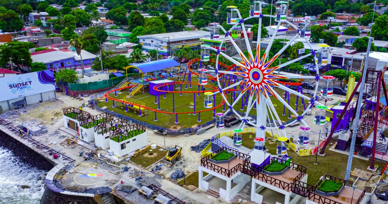 Sunset Park En El Puerto De La Libertad, El Salvador.