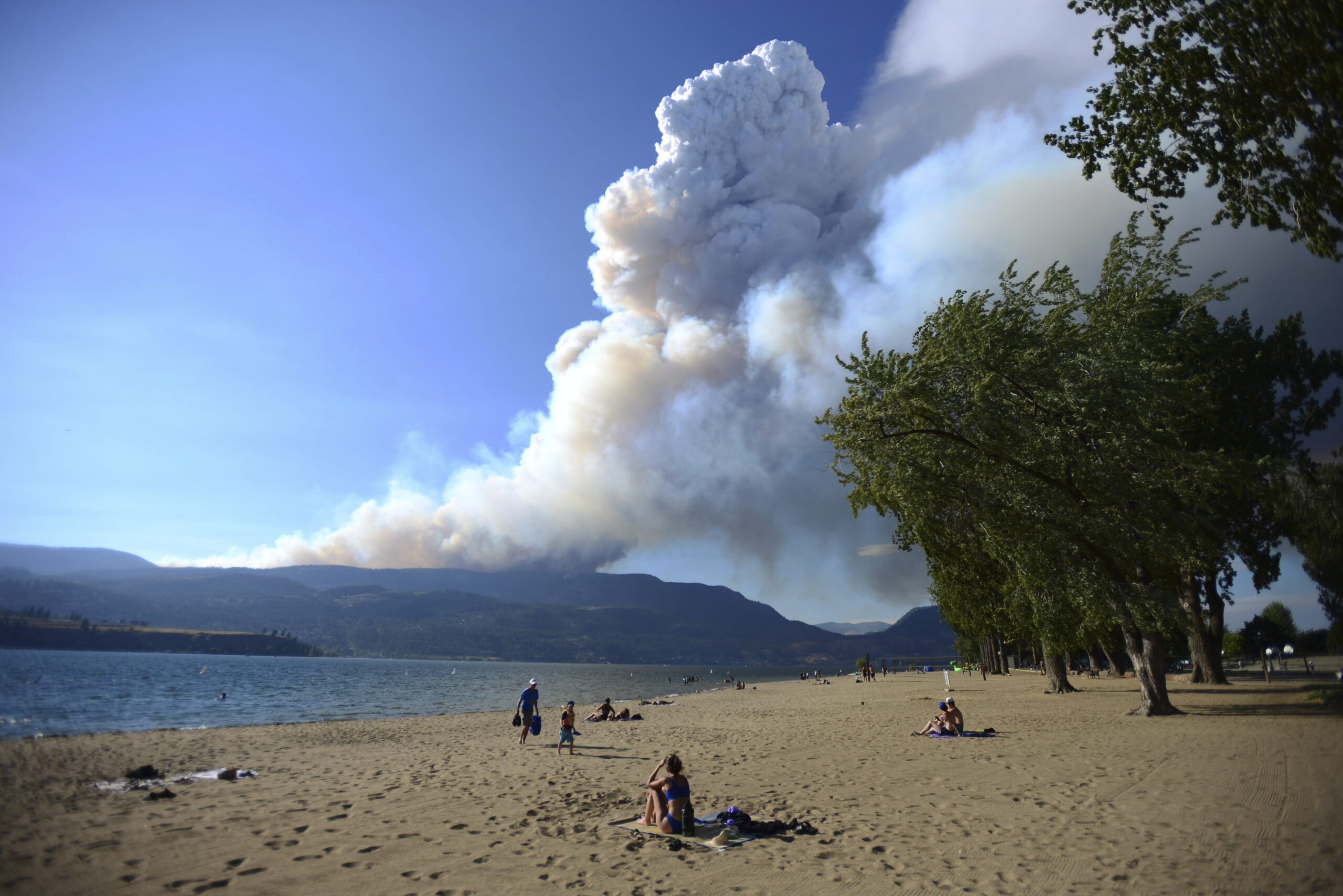 City Empties As Thousands Flee Huge Wildfire Closing In On Capital Of Canada&#39;s Northwest...