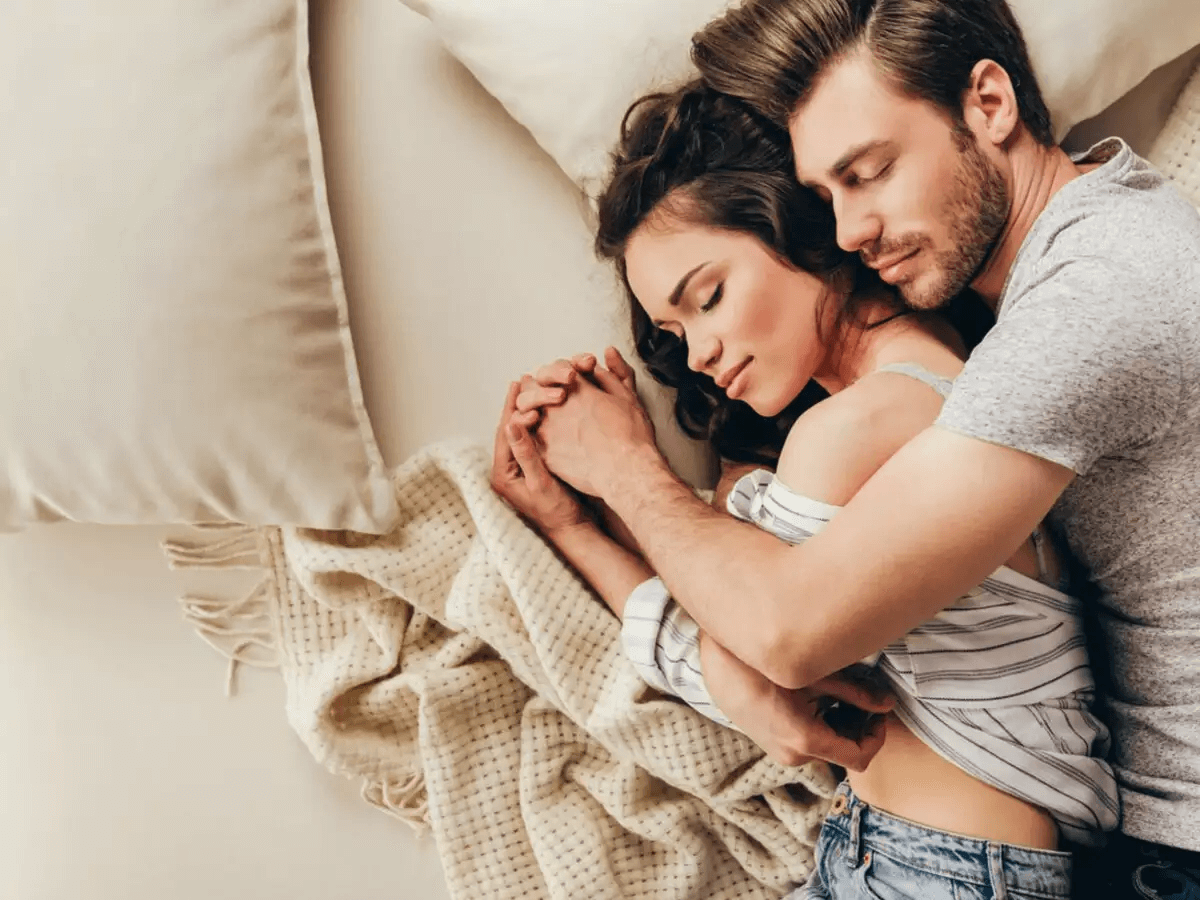 Rất Hay: Kiểu ôm khi ngủ nói gì về tình trạng mối quan hệ của bạn - Vua Nệm