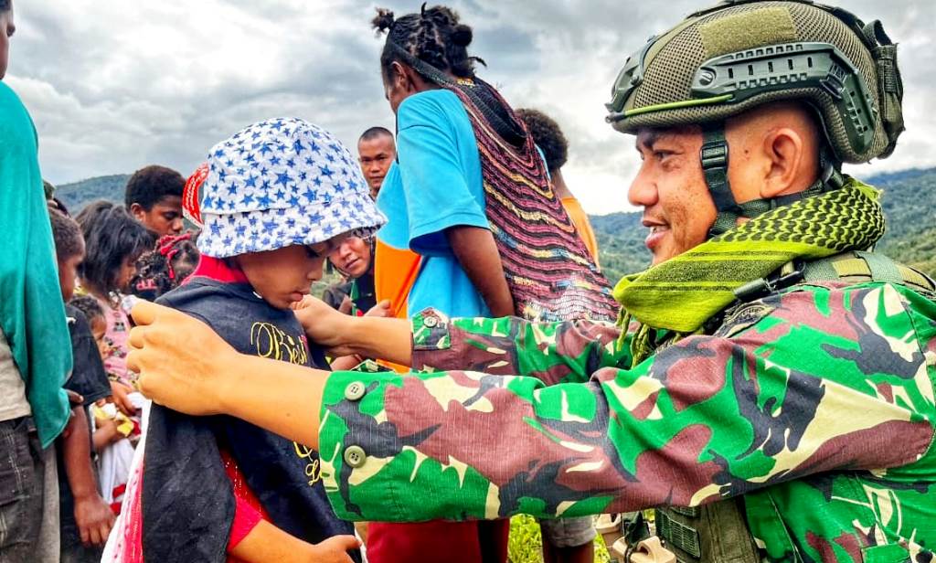 Anak-Anak Tinolok Gembira Dapat Pakaian Dari Satgas Organik Yonif RK 113/JS - PapuaSatu.com