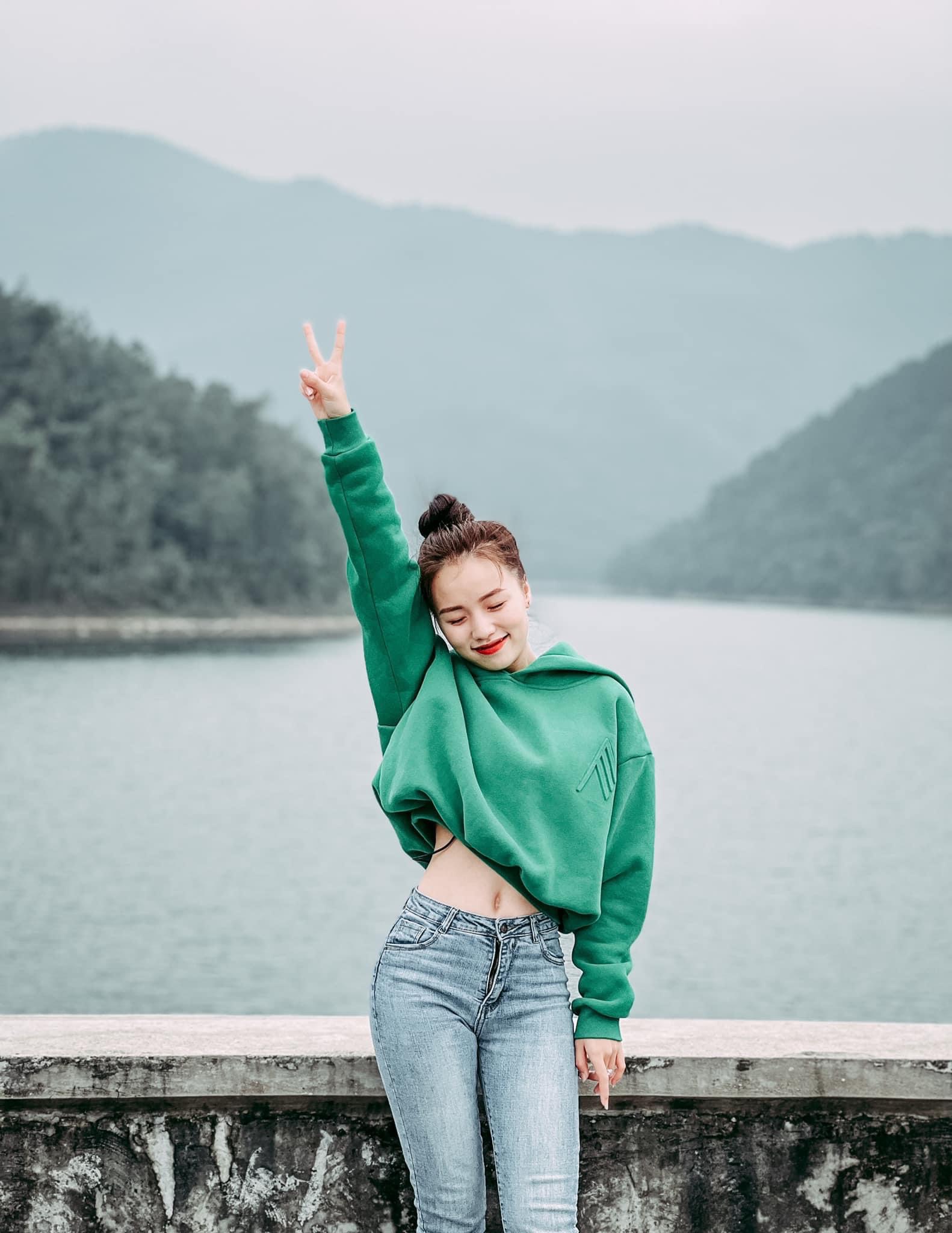 Nhiều Tấm ảnh ảnh Thị Nhung Ngồi Với Background Siêu đẹp