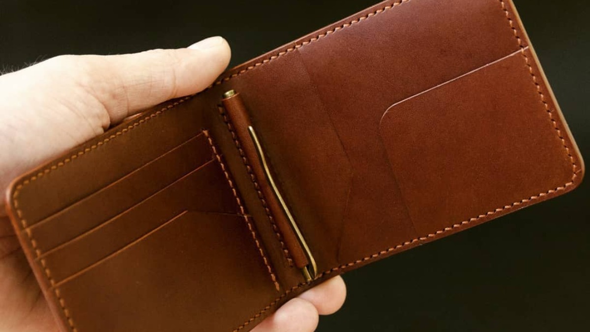 Vastu Tips: Never Keep Photos Or Torn Notes In Your Wallet. Here&#39;s Why| Vastu News – India TV