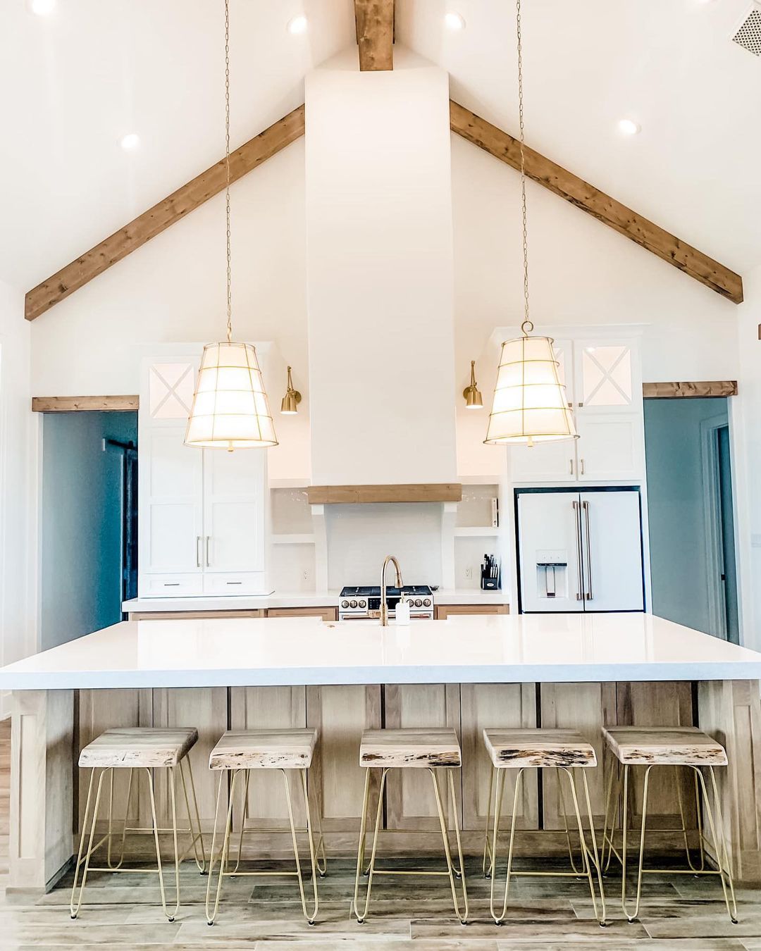 20 Stunning Vaulted Ceiling Kitchens You&#39;ll Love