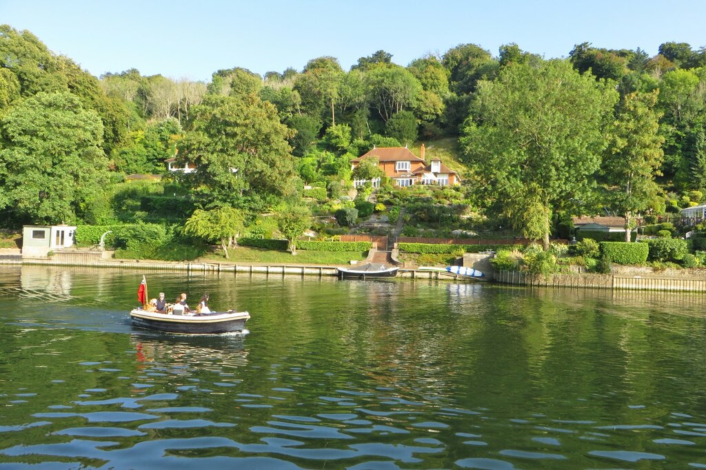 House By The River © Philip Jeffrey Cc-by-sa/2.0:: Geograph Britain And Ireland