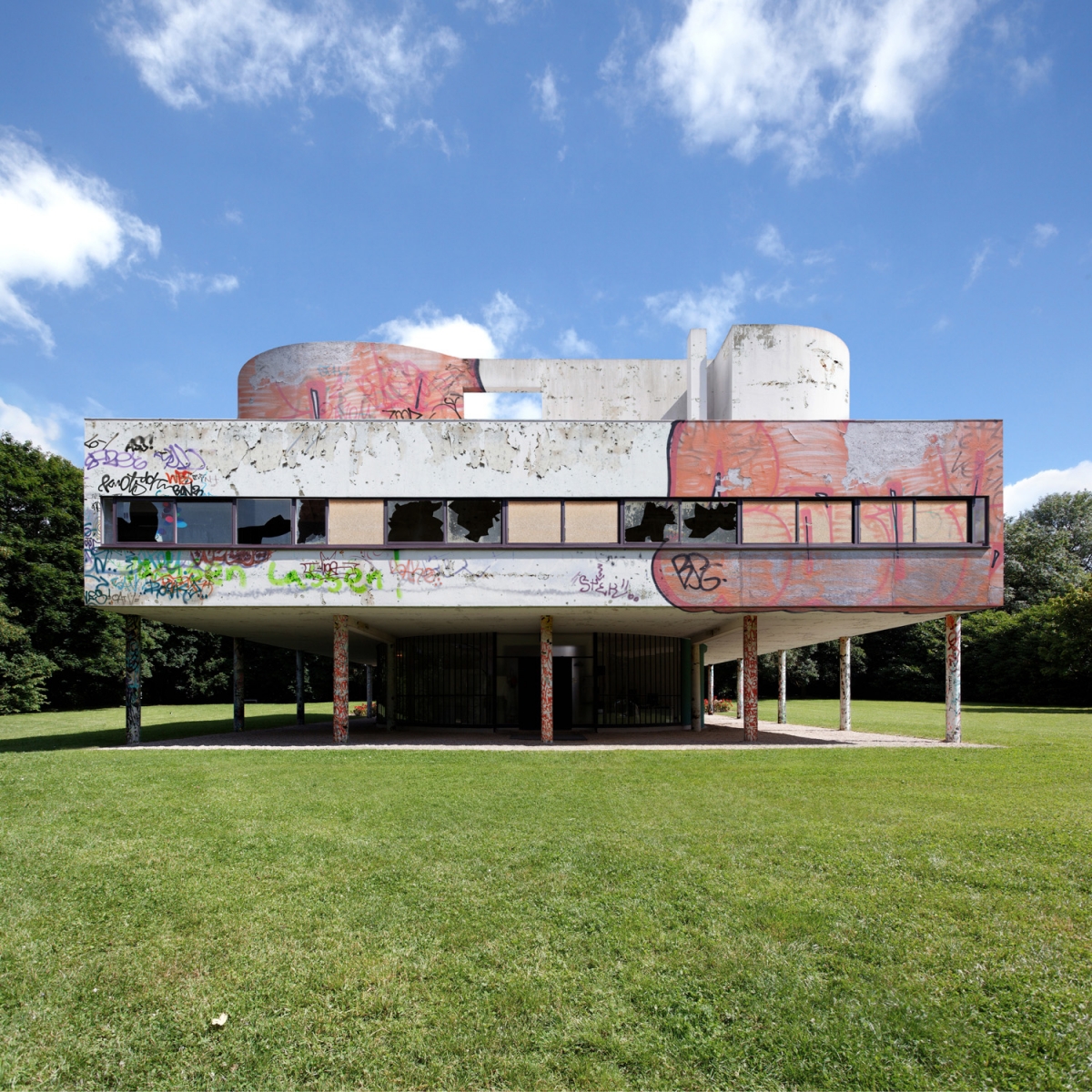 Modernism In Ruins: Artist &quot;Vandalizes&quot; A Le Corbusier Masterpiece - Metropolis