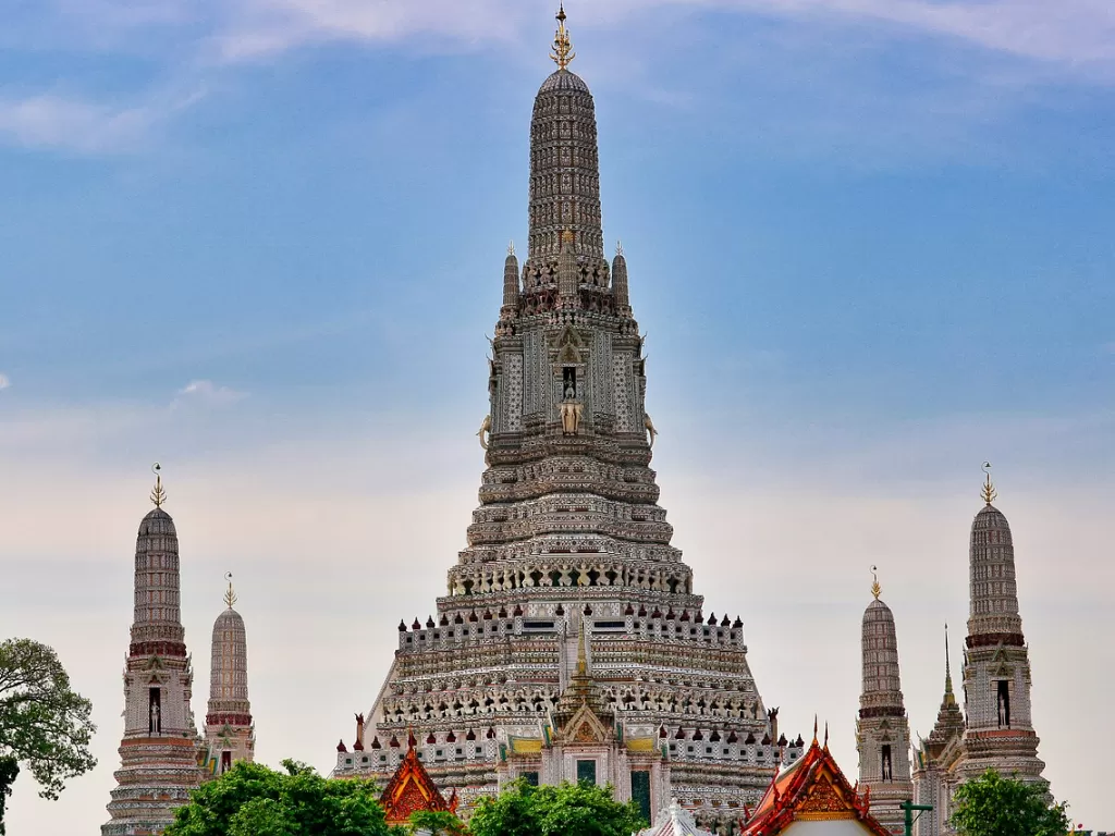 Wat Arun, Kuil Paling Terkenal Di Thailand Bertabur Cahaya Sunset Yang Menarik Wisatawan ...