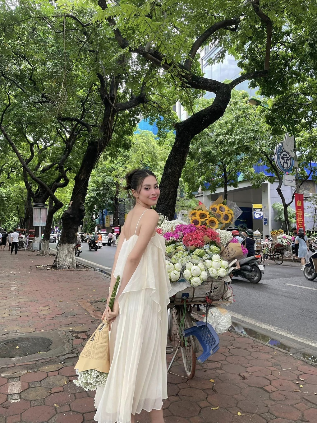 Thùy Tiên, Tiểu Vy &#39;bắt Trend&#39; Chụp ảnh Mùa Thu Hà Nội, Nhan Sắc đời Thường Khiến Fan Ngỡ Ngàng