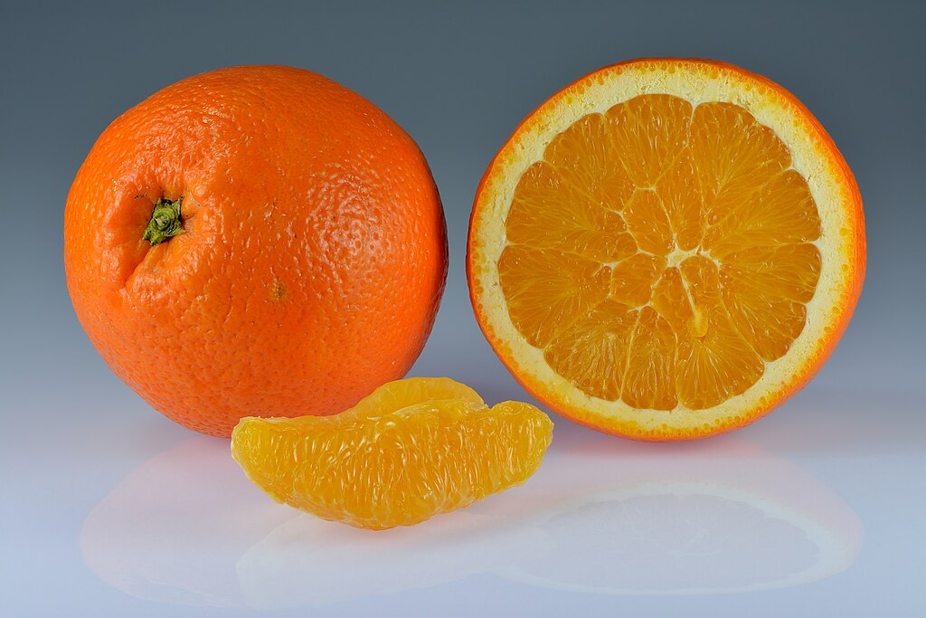 File:Oranges - Whole-halved-segment.jpg - Wikimedia Commons