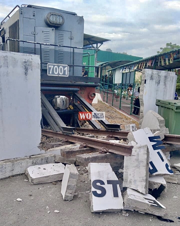 Lokomotif JKNS Rempuh Penghadang, Dinding Pagar Stesen Sembulan| Warta Oriental
