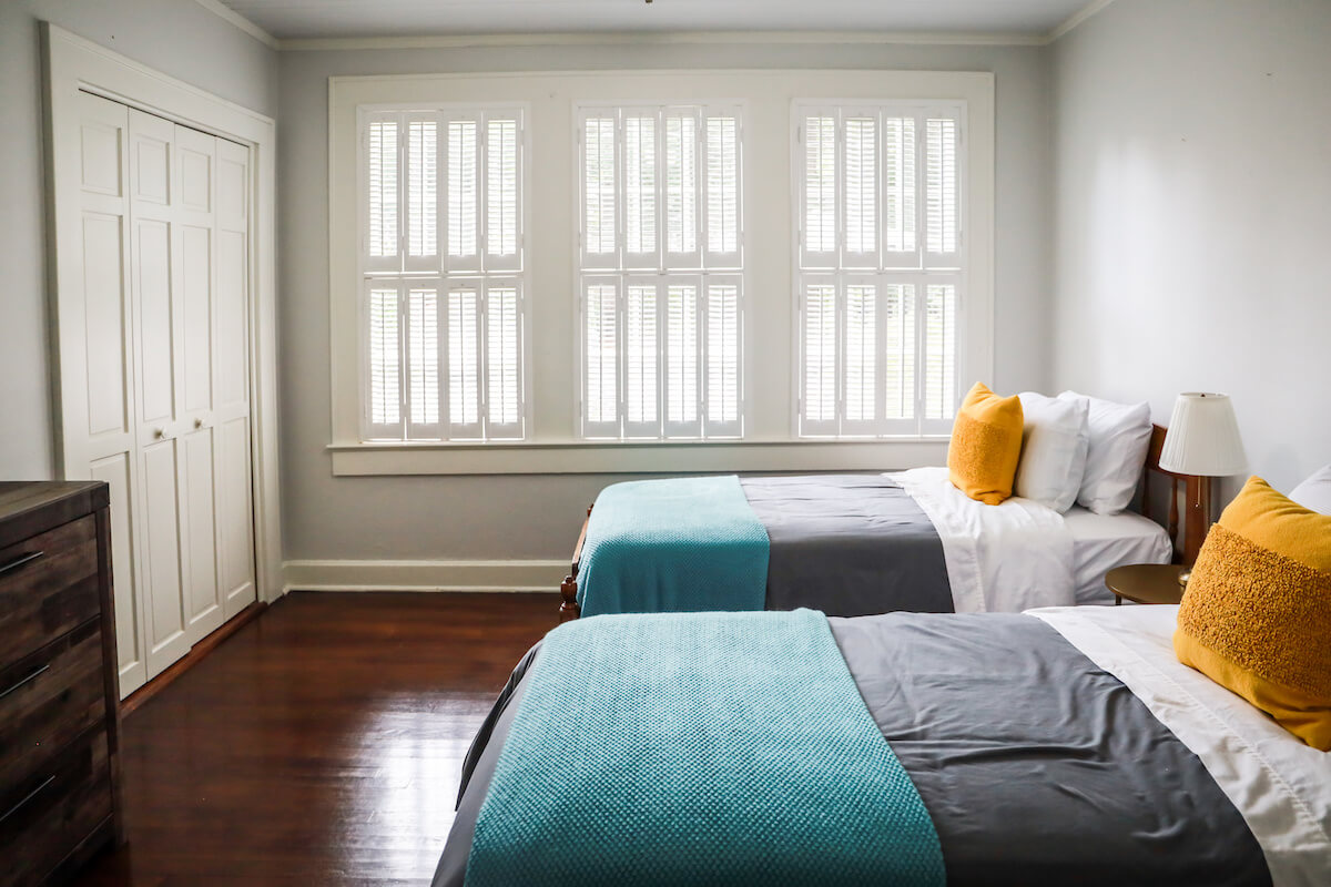 Two Beds In One Small Room Ideas: 6 Ways To Make It Work - C