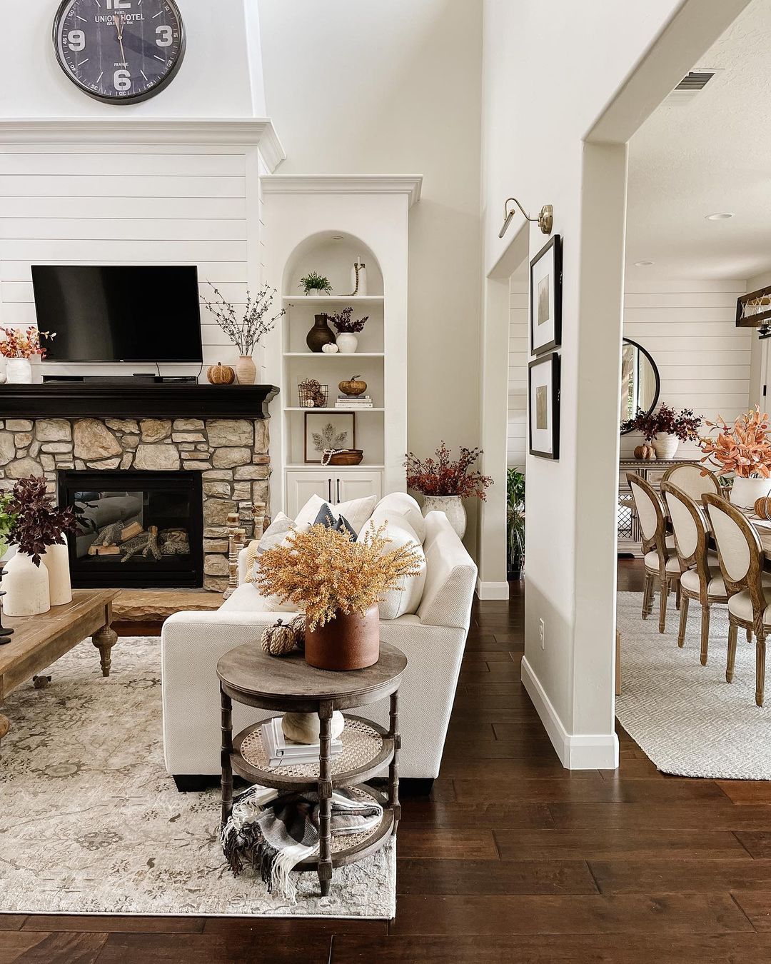 29 Cozy And Inviting Fall Living Room Décor Ideas - DigsDigs