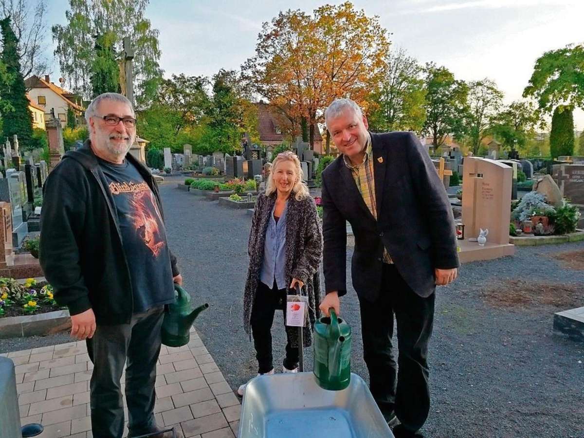 Ebern: Neue Gießkannen-Wagen Am Eberner Friedhof - Region - InSüdthüringen