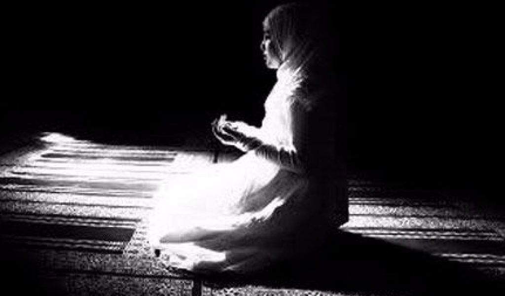 Tata Cara Sholat TAHAJUD: Niat, Doa, Bacaan, Waktu [LENGKAP]