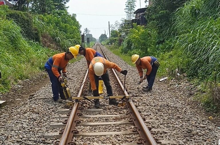 PT KAI Ganti 1,6 Juta Meter Rel Baja - Satumedia.id