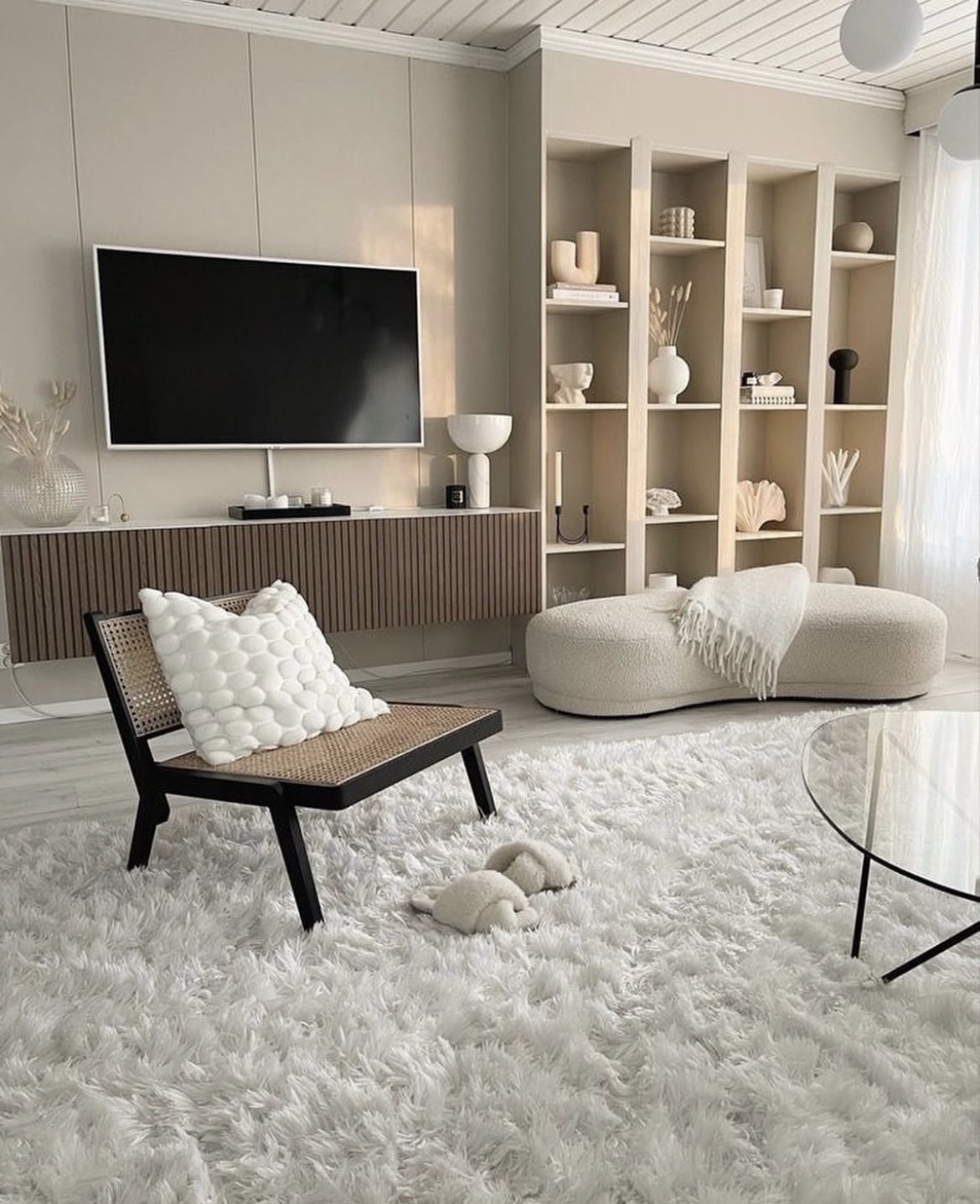 15 Beige and Black Living Room Ideas For An Elegant Contrast - Sleek-chic Interiors