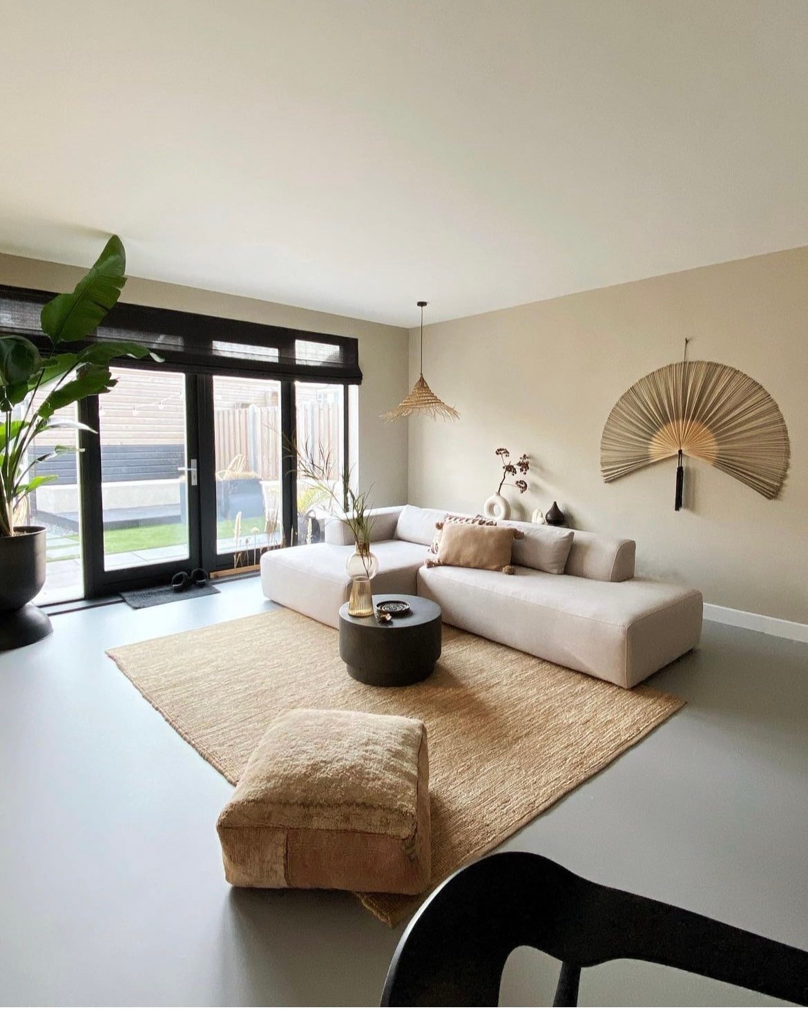 15 Beige and Black Living Room Ideas For An Elegant Contrast - Sleek-chic Interiors