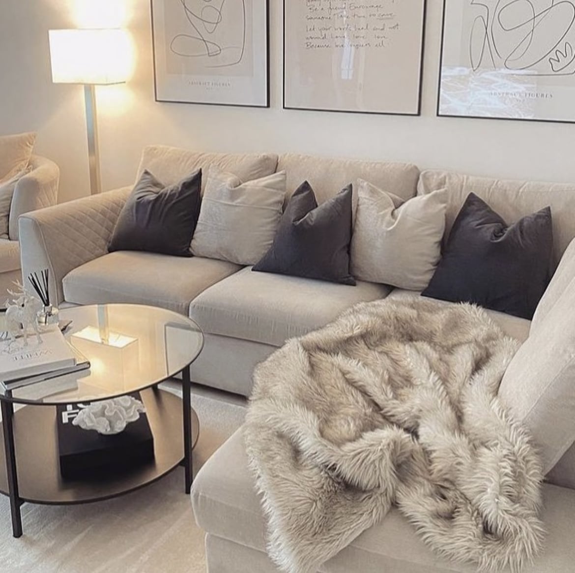 15 Beige and Black Living Room Ideas For An Elegant Contrast - Sleek-chic Interiors