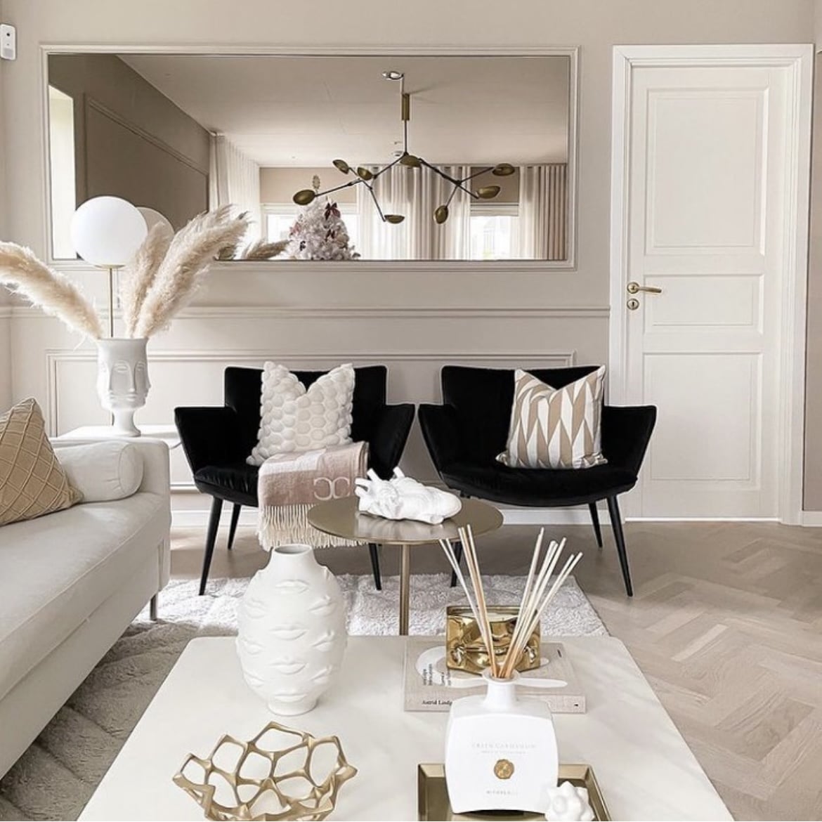 15 Beige and Black Living Room Ideas For An Elegant Contrast - Sleek-chic Interiors