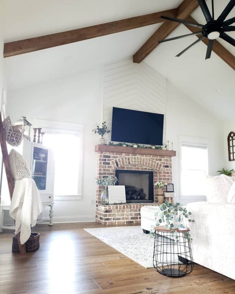 19 Amazing Rooms with Fireplace with Vaulted Ceiling Features