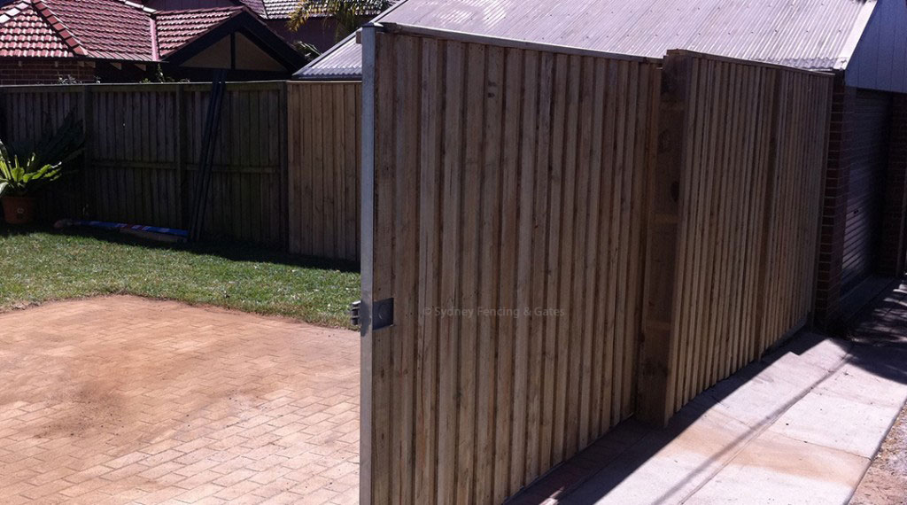 Lapped-and-capped-treated-pine-paling-sliding-gate| SFG