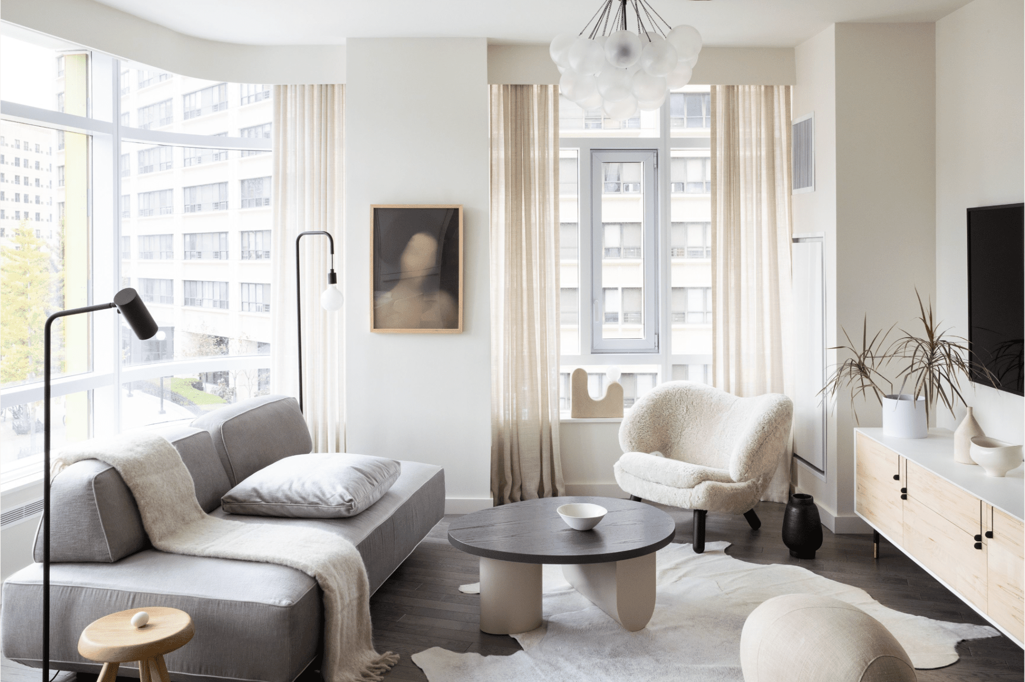 Living Room and Dining Room in One Small Space: Clever Design Hacks to Maximize Functionality