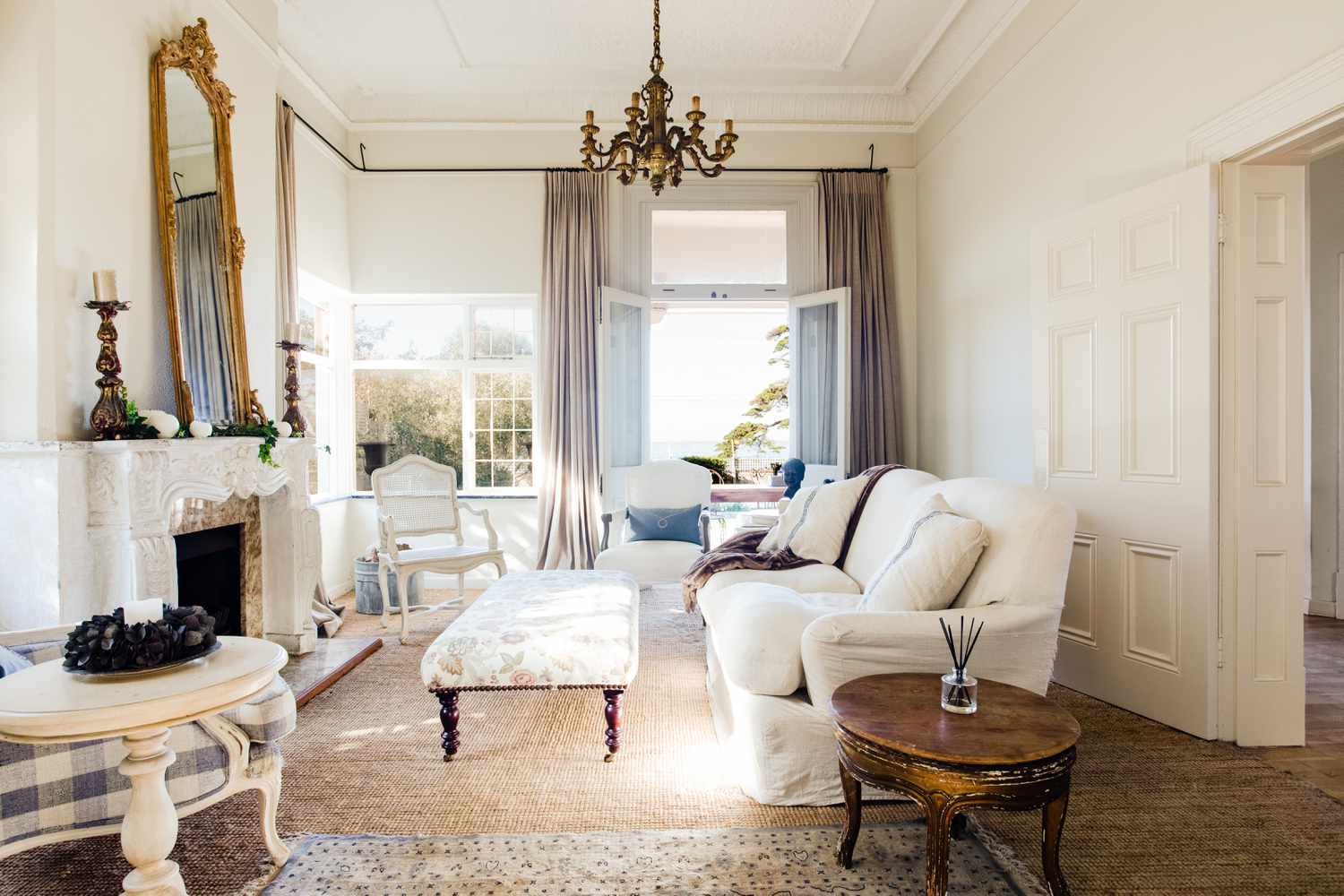 Classic Living Room Design | www.cintronbeveragegroup.com