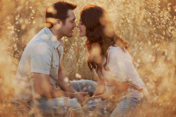15 Adorable Couple Poses To Inspire Your Engagement Photo Shoot