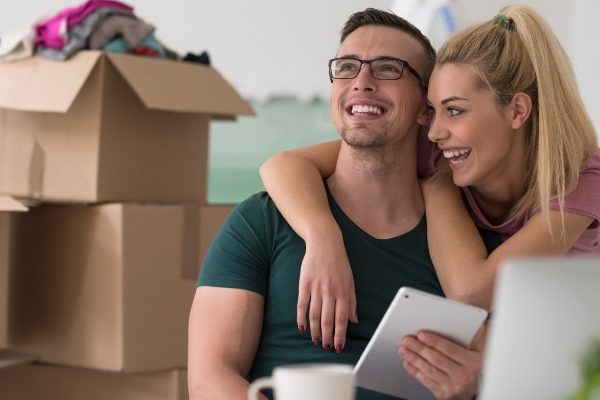 15 Adorable Couple Poses To Inspire Your Engagement Photo Shoot